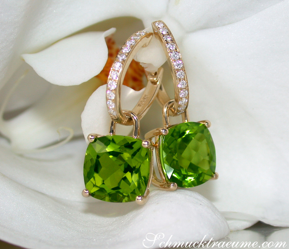 Peridot-Kissen-Ohrringe aus Gelbgold 585, detailreich mit Diamanten.