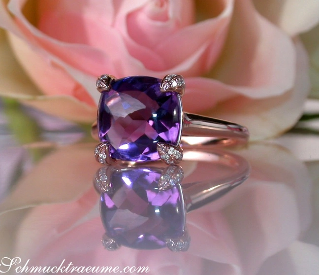 Amethyst-Ring mit Diamanten auf Rosenblüte, Roségold 750, Bufftop-Schliff Amethyst-Ring mit Diamanten auf Rosenblüte, Roségold 750, Bufftop-Schliff