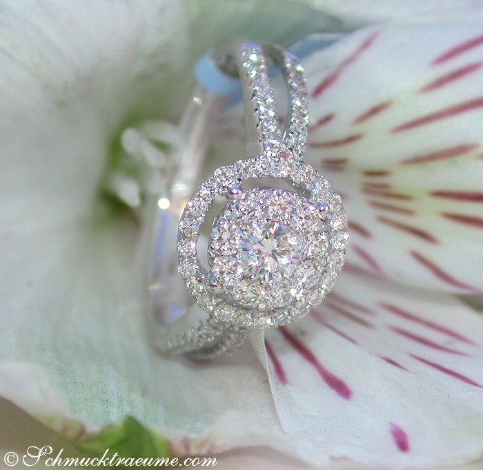 Weißgoldring mit Diamant-Halbmond, Detailaufnahme auf Blüte liegend