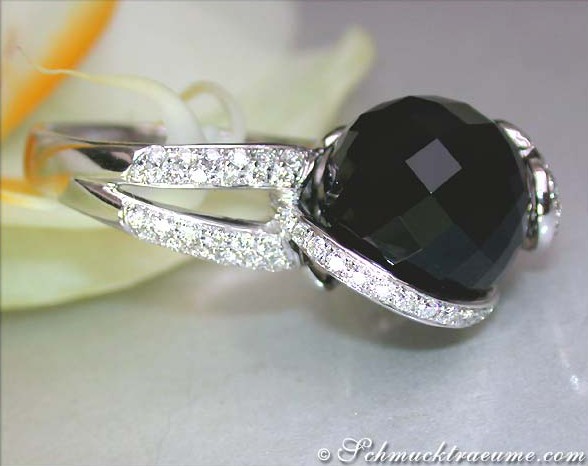 Onyx-Ring mit Brillanten in Weißgold 750, raffiniert und elegant