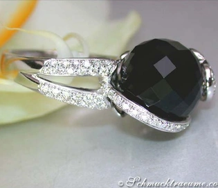 Onyx-Ring mit Brillanten in Weißgold 750, raffiniert und elegant