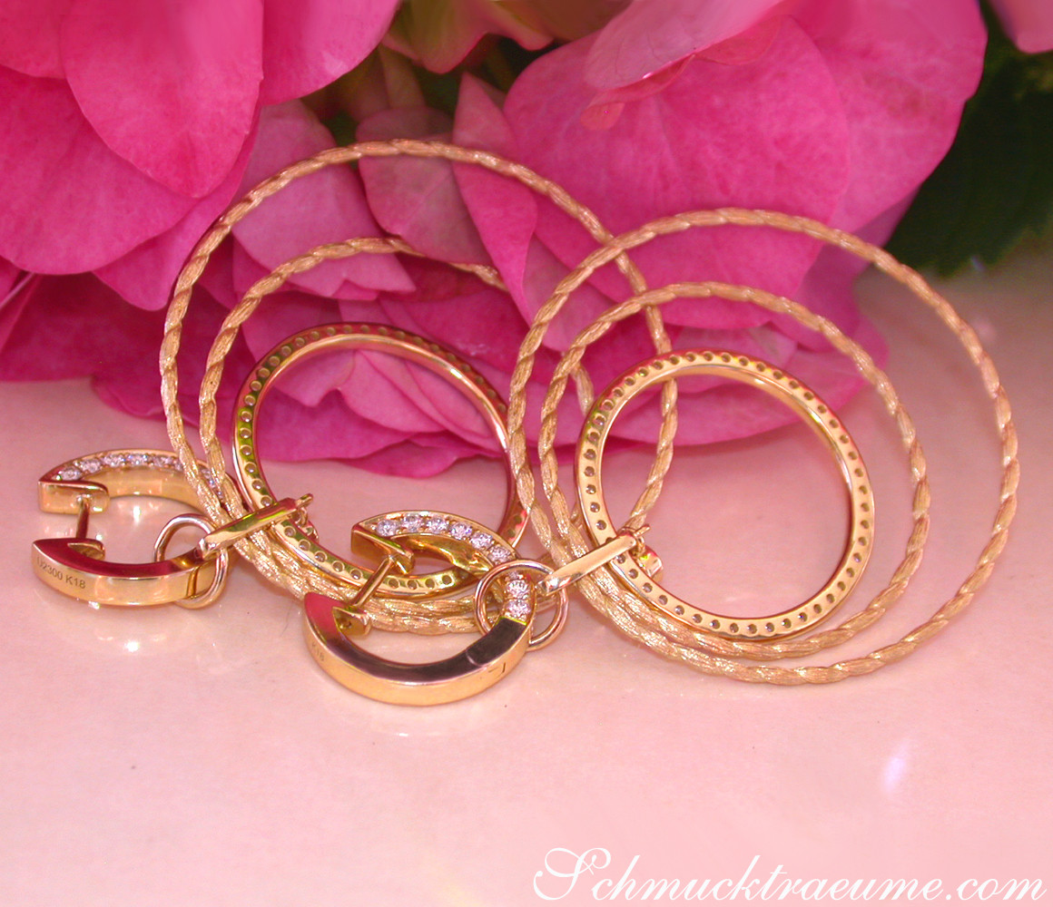 Kreisförmige Goldohrringe mit Brillanten, detailreich, im Kreisdesign