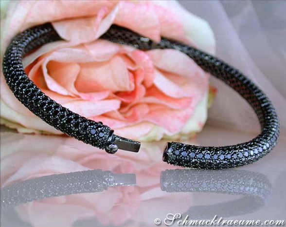 Schwarzer Diamanten-Armreif mit 697 Diamanten, Detailaufnahme, auf Rosenblüte liegend