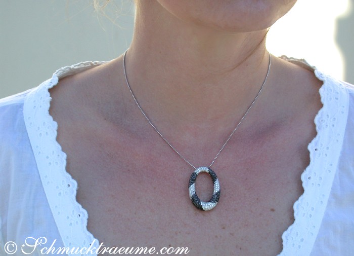 Weißgold-Anhänger mit schwarzen Diamanten, Detailansicht, hängend an Halskette.