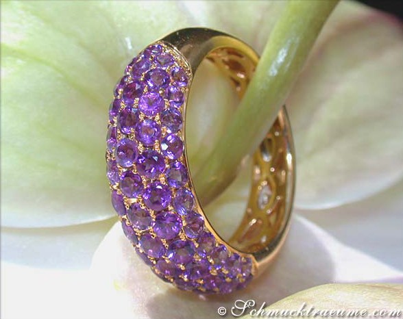 Gelbgoldring mit Amethyst-Pavé, detailreich, auf Orchidee getragen