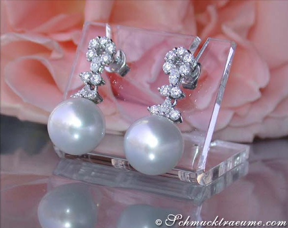 Detail der eleganten Südseeperlen-Ohrstecker mit Diamanten in Weißgold 750