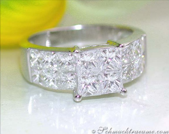 Weißgold-Princess-Diamant-Ring mit glänzenden Diamanten, Detailaufnahme.