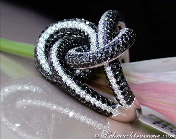 Schwarzer Diamant-Ring mit weißem Gold, glänzender Schlangenform