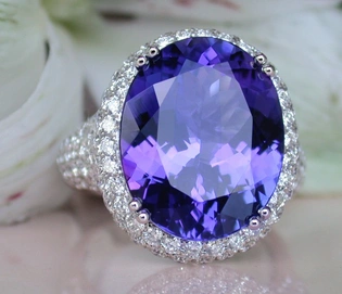 Exklusiver Tansanit-Ring mit Brillanten, Weißgold, Oval, Detailaufnahme