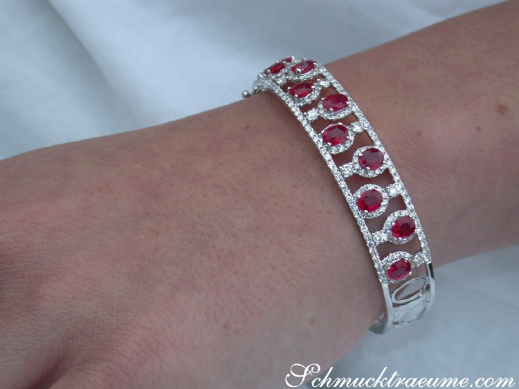 Rubin-Armreif mit Brillanten auf Handgelenk, Detailaufnahme
