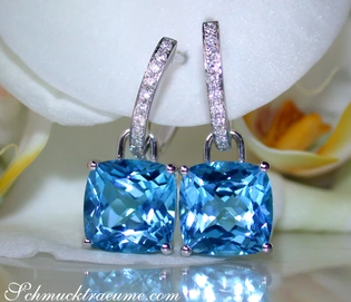 Blautopas-Kissen-Ohrringe mit Diamanten in Weißgold, detailreich, elegant, weißer Hintergrund.