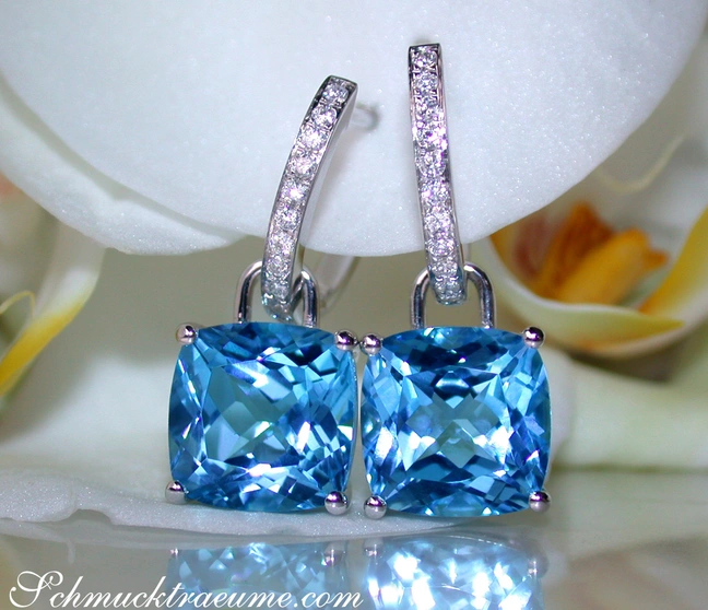 Blautopas-Kissen-Ohrringe mit Diamanten in Weißgold, detailreich, elegant, weißer Hintergrund. Blautopas-Kissen-Ohrringe mit Diamanten in Weißgold, detailreich, elegant, weißer Hintergrund.
