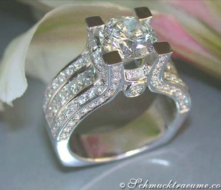 Weißgold-Ring mit 3.92 ct. Diamant und 104 Brillanten, Detailaufnahme