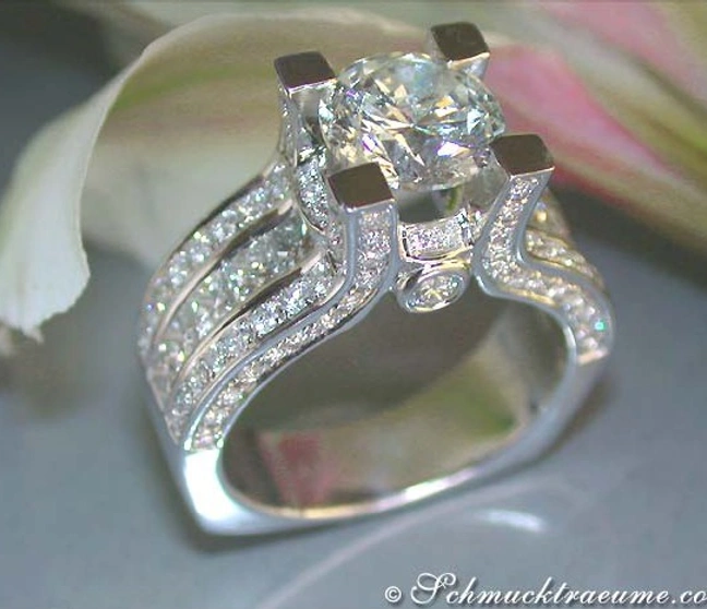 Weißgold-Ring mit 3.92 ct. Diamant und 104 Brillanten, Detailaufnahme Weißgold-Ring mit 3.92 ct. Diamant und 104 Brillanten, Detailaufnahme