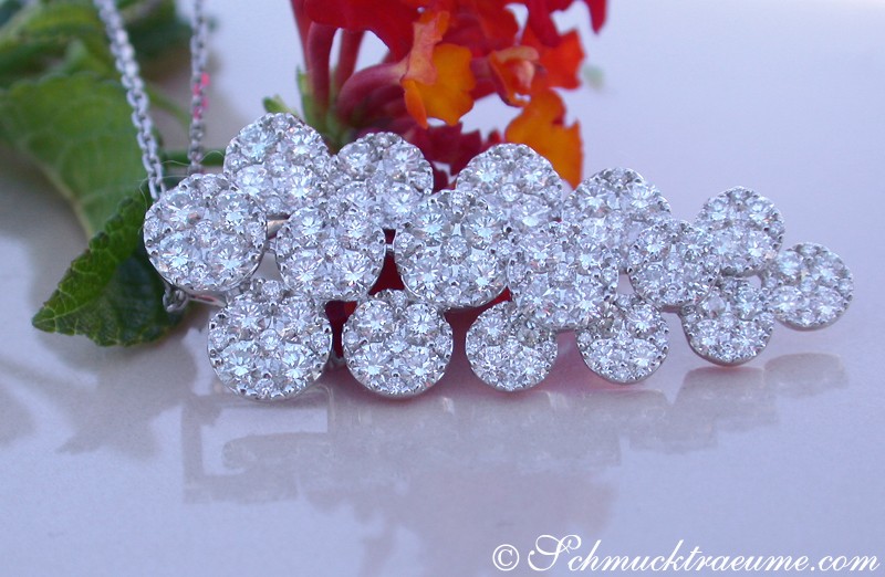 Erlesener Brillantenanhänger im Trauben-Design, Detailansicht, Weißgold 750, 2.980 Karat TW VS