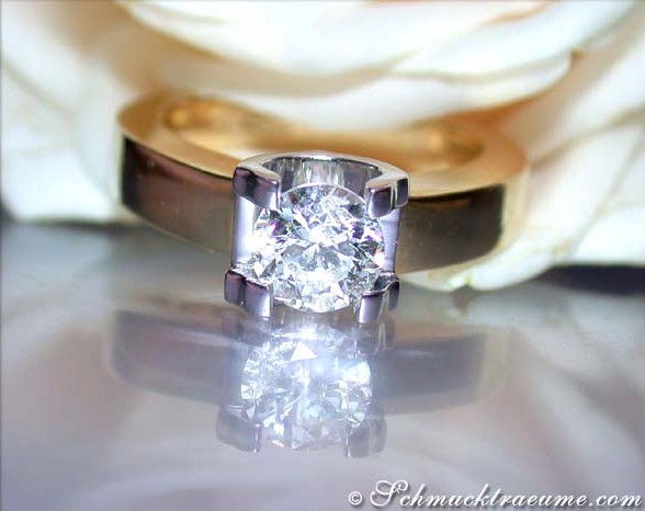 Diamant Solitär Ring in Bicolor-Fertigung auf Rosenblüte, Detailaufnahme