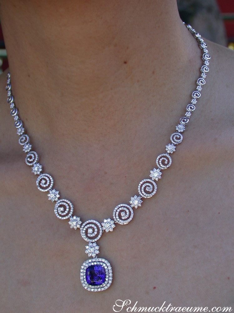 Weißgold-Collier mit Tansanit und Diamanten, detailreich, elegant, Trageszene.