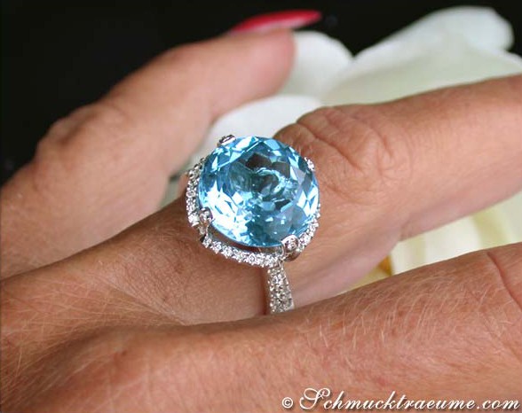 Blautopas-Ring mit Brillanten in Weißgold, Detailaufnahme auf Hand getragen