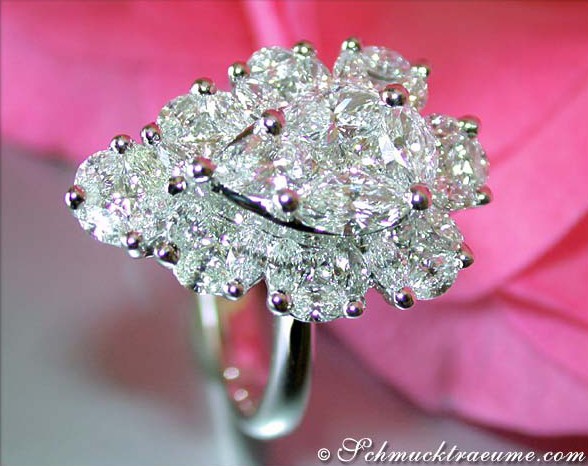 Diamant-Tropfen-Ring im Illusion-Design, aufwendige Fassung, Weißgold 750, drei Schliffarten, Detailaufnahme.