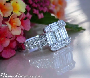 Weißgold-Ring mit Baguette- und Brillant-Diamanten, detailreich, vor Blüten.