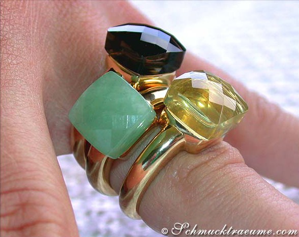 Goldener Zitronenquarz-Ring mit drei Quadraten auf Finger.