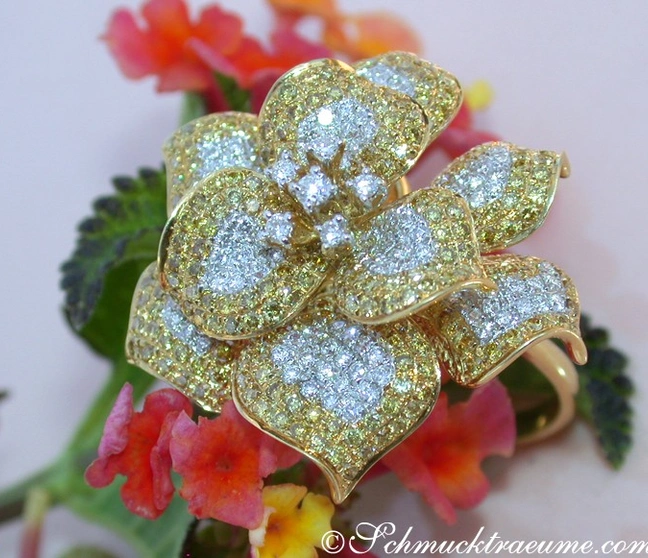 Stattlicher Brillanten Ring mit gelben Brillanten im Blumen Design - Image 1 Stattlicher Brillanten Ring mit gelben Brillanten im Blumen Design - Image 1