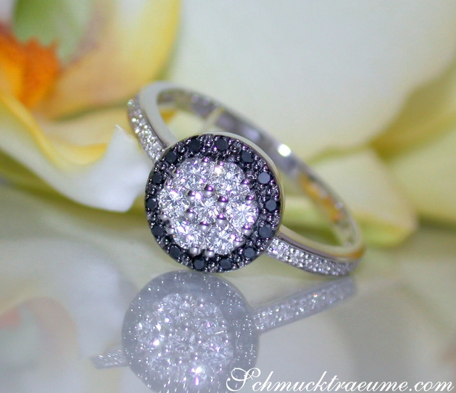 Schwarz/weiß Diamanten-Ring mit 0.460 Karat, Verarbeitung in Weißgold 585, detailreiches Design auf Blüte liegend. Schwarz/weiß Diamanten-Ring mit 0.460 Karat, Verarbeitung in Weißgold 585, detailreiches Design auf Blüte liegend.