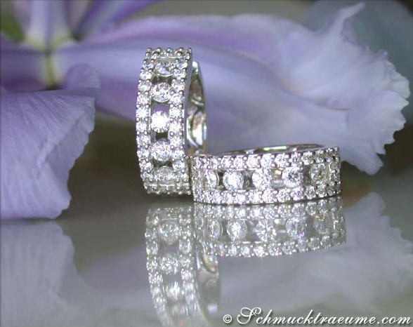 Klassische Creolen mit 74 Brillanten, Weißgold 750, detailreiche Fassung