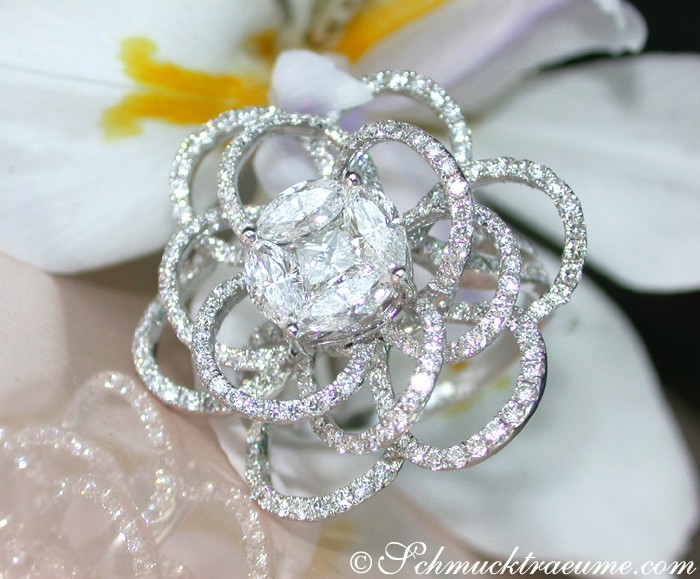 Blütenförmiger Diamantring aus Weißgold 750 mit 2.920 Karat TW SI