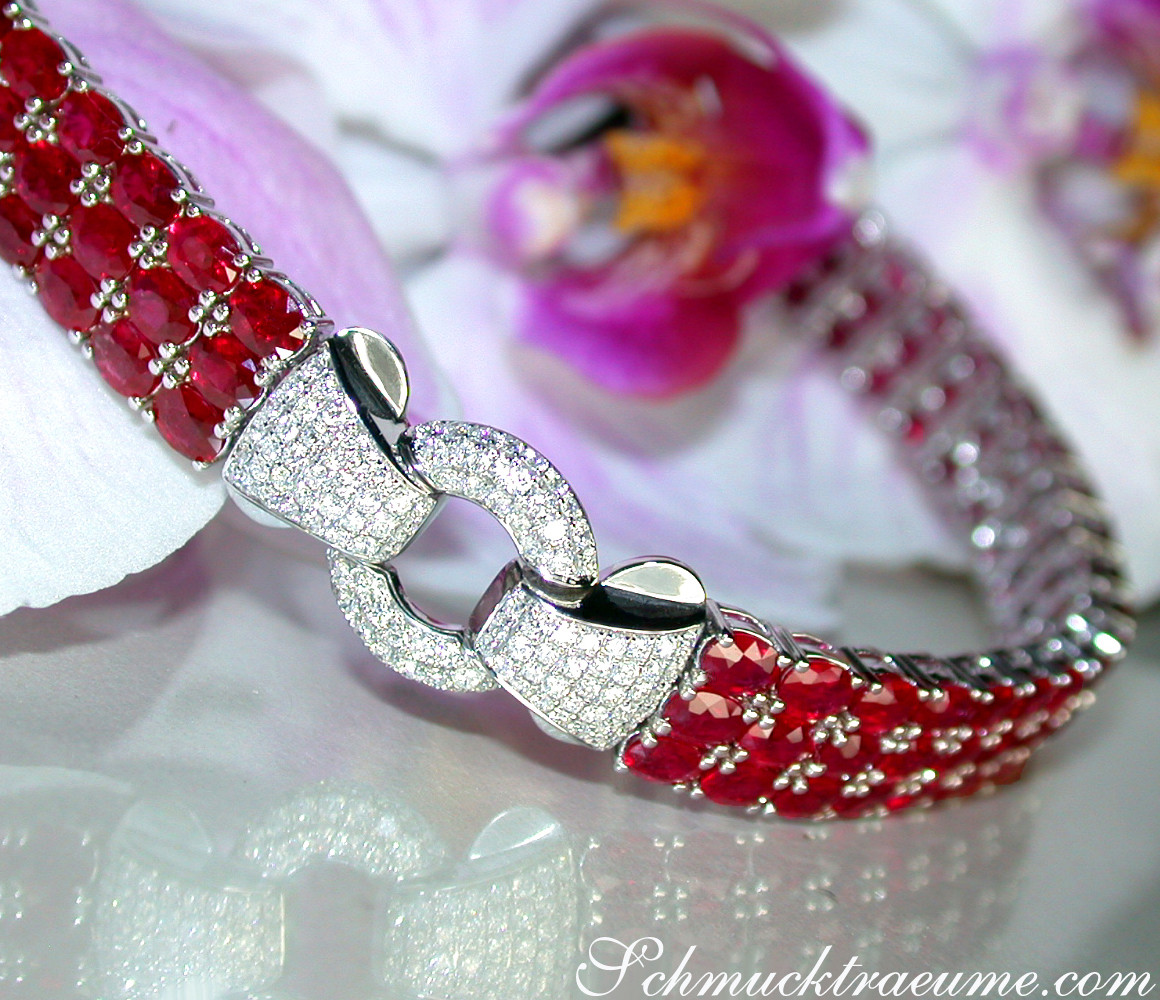 Rubin-Armband mit Brillanten, detailreich, Weißgold 750, floraler Hintergrund