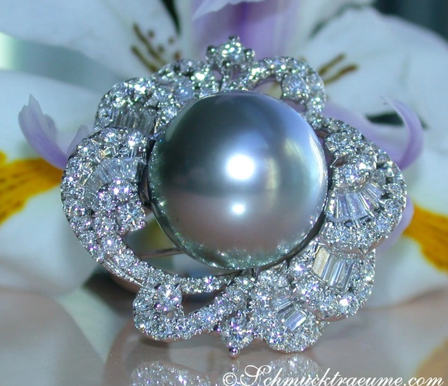 Florales Tahitiperlen-Ring-Detail mit Brillanten & Diamanten, 15 mm, 2.800 Karat Florales Tahitiperlen-Ring-Detail mit Brillanten & Diamanten, 15 mm, 2.800 Karat
