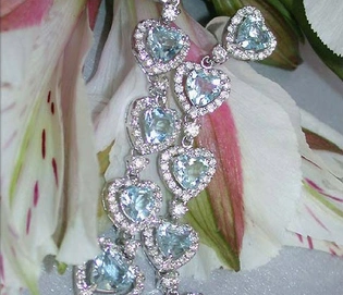 Erlesene Aquamarin Herz Ohrgehänge mit Brillanten in Weißgold 750