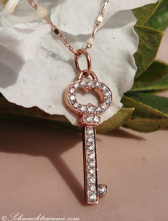 Detailansicht von Schlüsselanhänger mit Diamanten auf roségoldener Kette