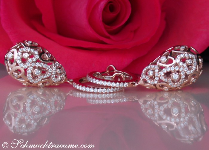 Herzformige Roségold-Ohrgehänge mit Brillanten, Detailansicht