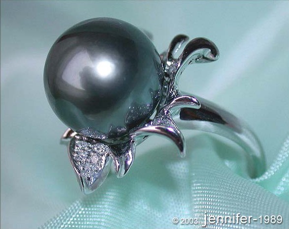 Weißgold-Tahitiperlenring mit Diamanten im Blüten-Design, detailreich, feminin.