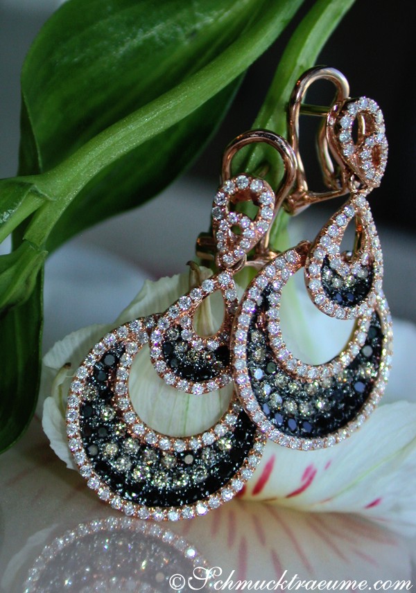 Detailansicht von Roségold-Ohrhänger mit schwarzen und naturbraunen Diamanten