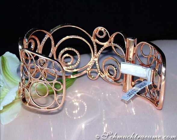 Roségold-Armreif mit Brillanten, Detailaufnahme, elegant, gewunden, Perspektive von oben