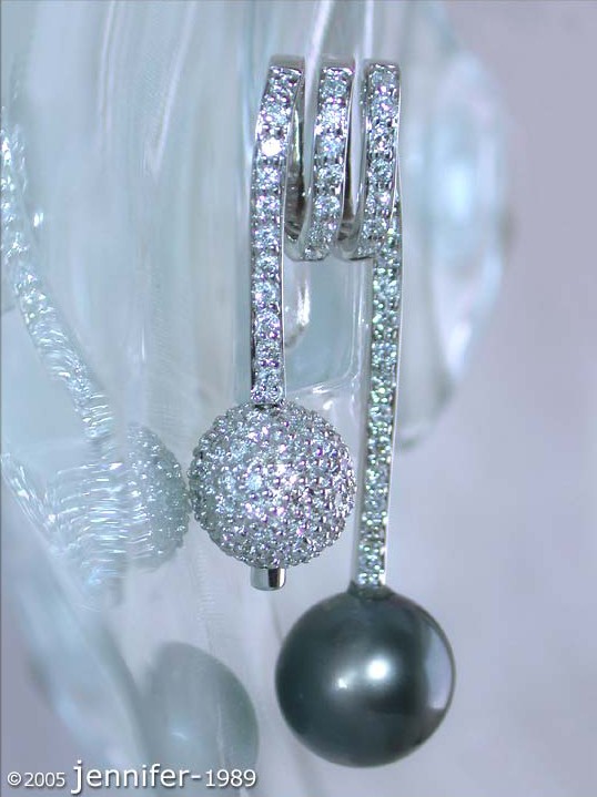 Tahitiperlen-Anhänger mit Brillantenpavé, Detailaufnahme, Weißgold, glänzender Perlenball, elegant.