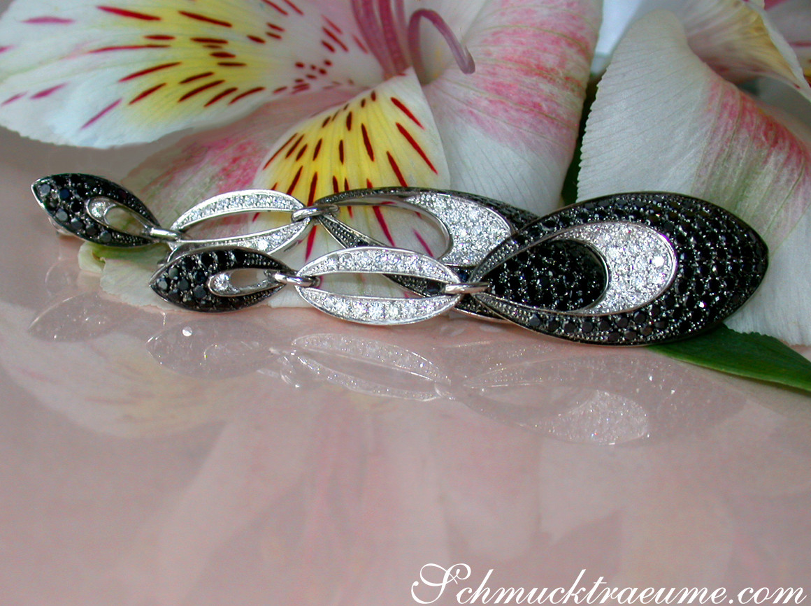 Silberne Ohrhänger mit schwarz-weißen Diamanten auf Blüte, Detailaufnahme