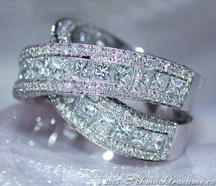 Weißgoldring mit Diamanten in TW VS-Qualität, detailreiches Design, elegant, hochwertig.