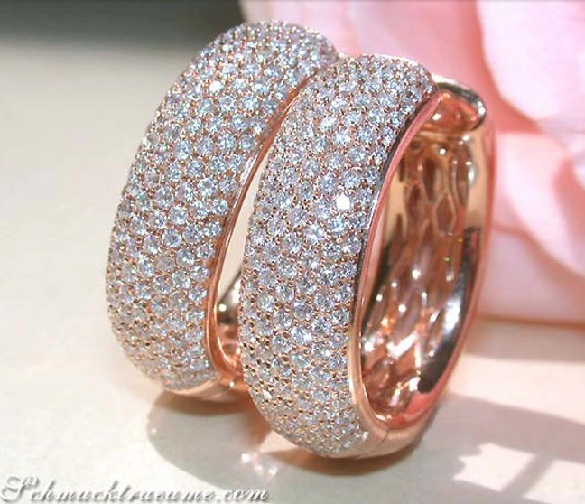 Roségold Creolen mit 1.400 Brillanten, Detailaufnahme, funkelnd. Roségold Creolen mit 1.400 Brillanten, Detailaufnahme, funkelnd.