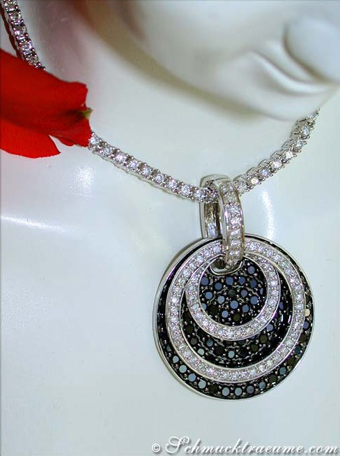 Schwarz-weiß-Diamant-Anhänger mit drei Kreisen, getragen am Hals.