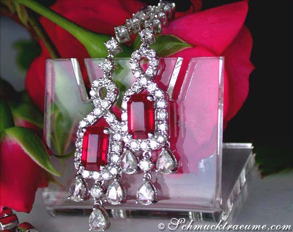 Verzierte Burma-Rubin-Ohrgehänge mit Diamanten in Weißgold 750