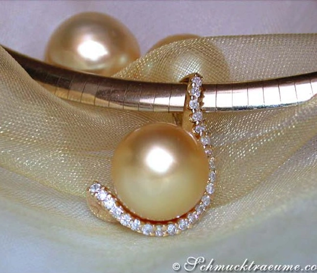 Goldener Südseeperlenanhänger mit Brillantenkragen auf Seide, makellose Perle, raffiniert, klassisch elegant Goldener Südseeperlenanhänger mit Brillantenkragen auf Seide, makellose Perle, raffiniert, klassisch elegant
