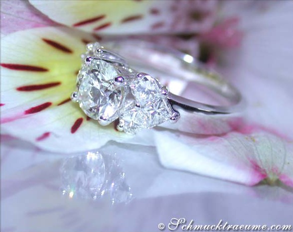 Weißgold-Ring mit 1 ct. Diamant im Herz-Design