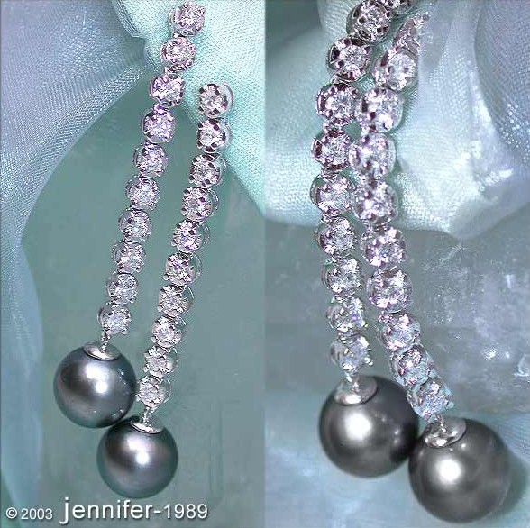 Extra lange Tahitiperlen-Ohrgehänge mit Brillanten, Detailaufnahme der Perlenkugeln und Diamantketten.