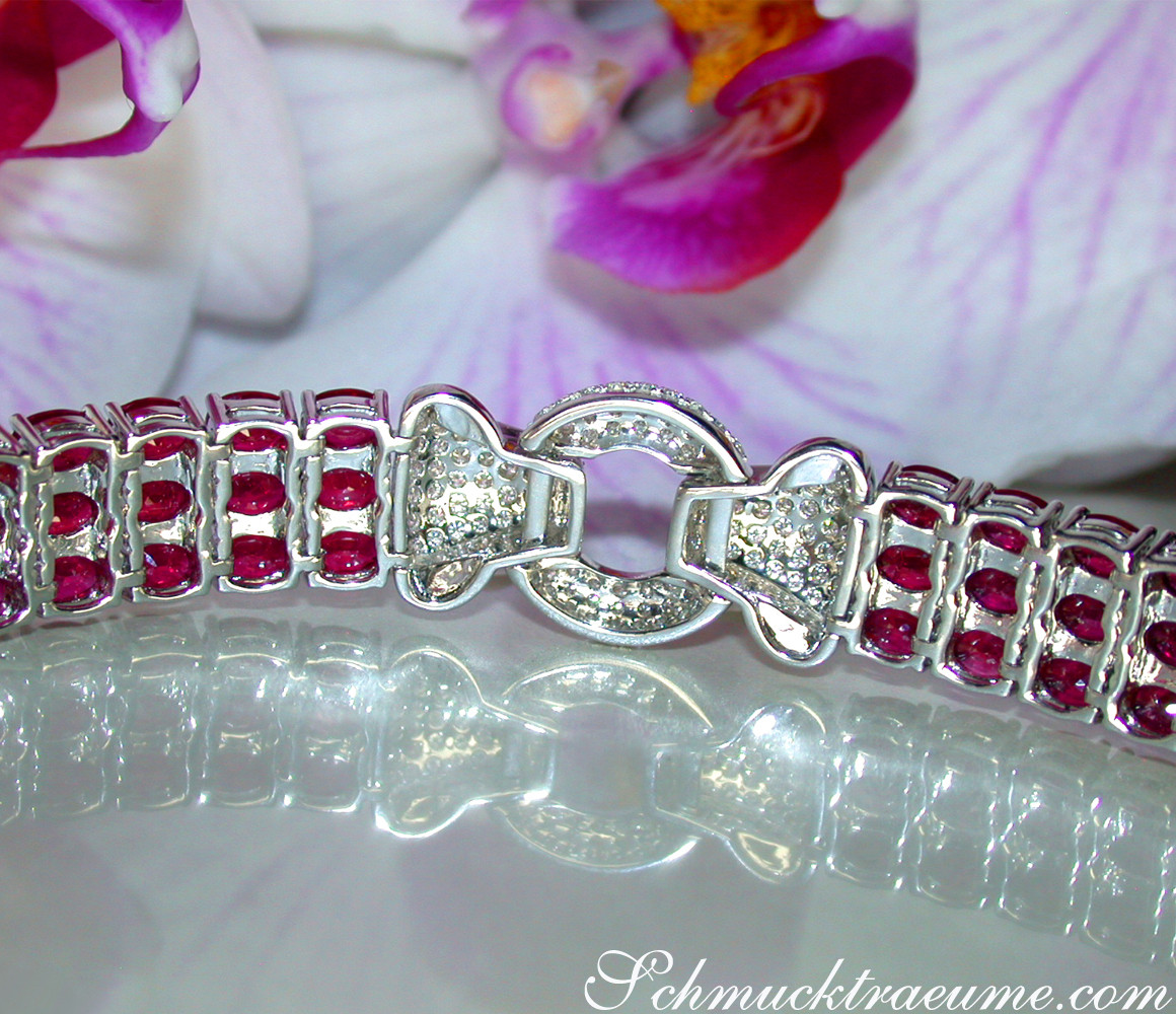 Edelstein-Armband mit Rubinen und Diamanten, detailreich, auf weißem Hintergrund.