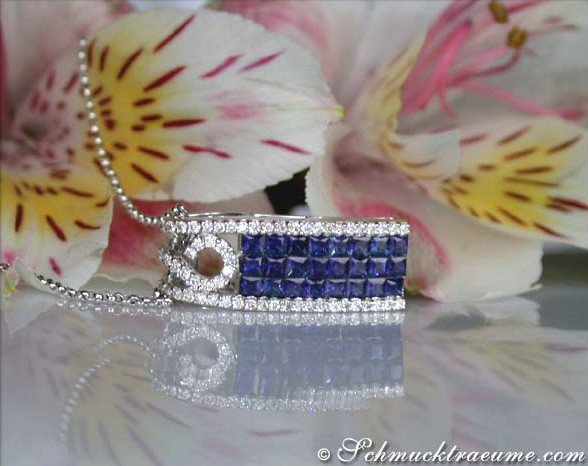 Blumenhintergrund mit Saphir-Anhänger in Weißgold, Detailaufnahme