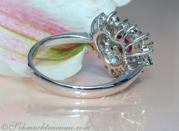 Erlesener Rubin-Ring mit Brillanten im Herz-Design, detailreiches Weißgold-Design