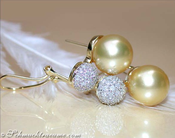 Goldene Südseeperlen Ohrstecker mit Brillanten Pavé Kugel, elegant, makellos, 10-11 mm, Gelbgold 585